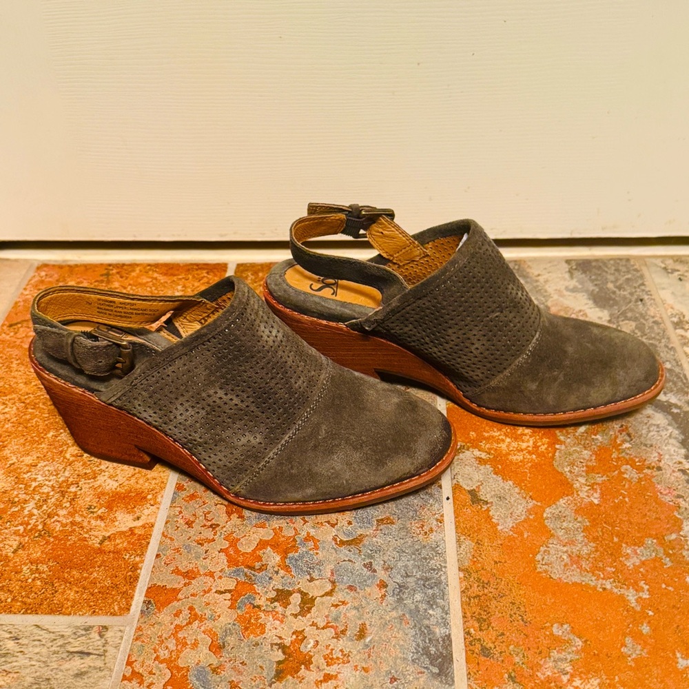 🐸Comfy SOFFT Leather Suede Olive Green Wedges Buckle & Decorative Perforations.